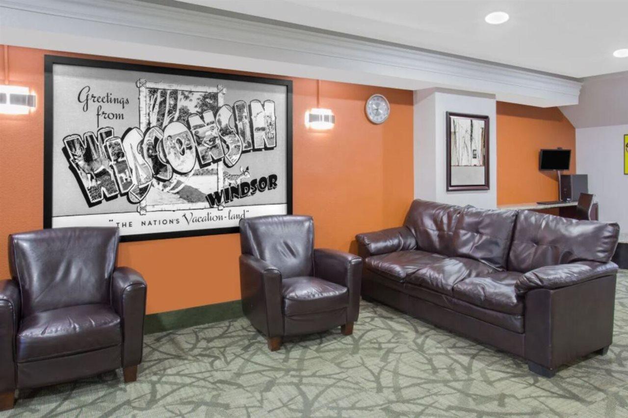 Super 8 By Wyndham Windsor/Madison North Hotel Екстериор снимка