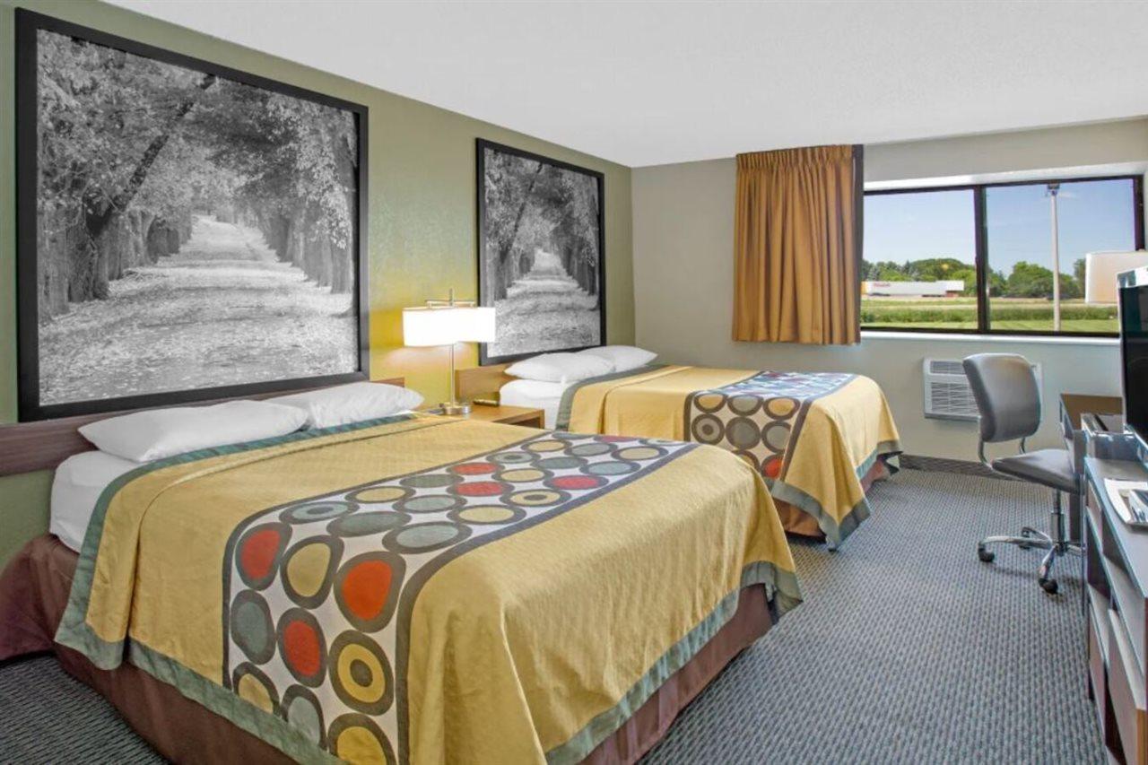 Super 8 By Wyndham Windsor/Madison North Hotel Екстериор снимка