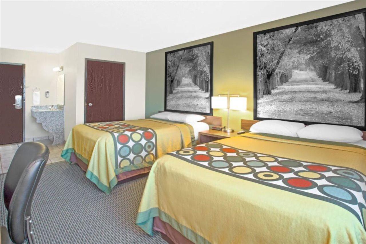 Super 8 By Wyndham Windsor/Madison North Hotel Екстериор снимка