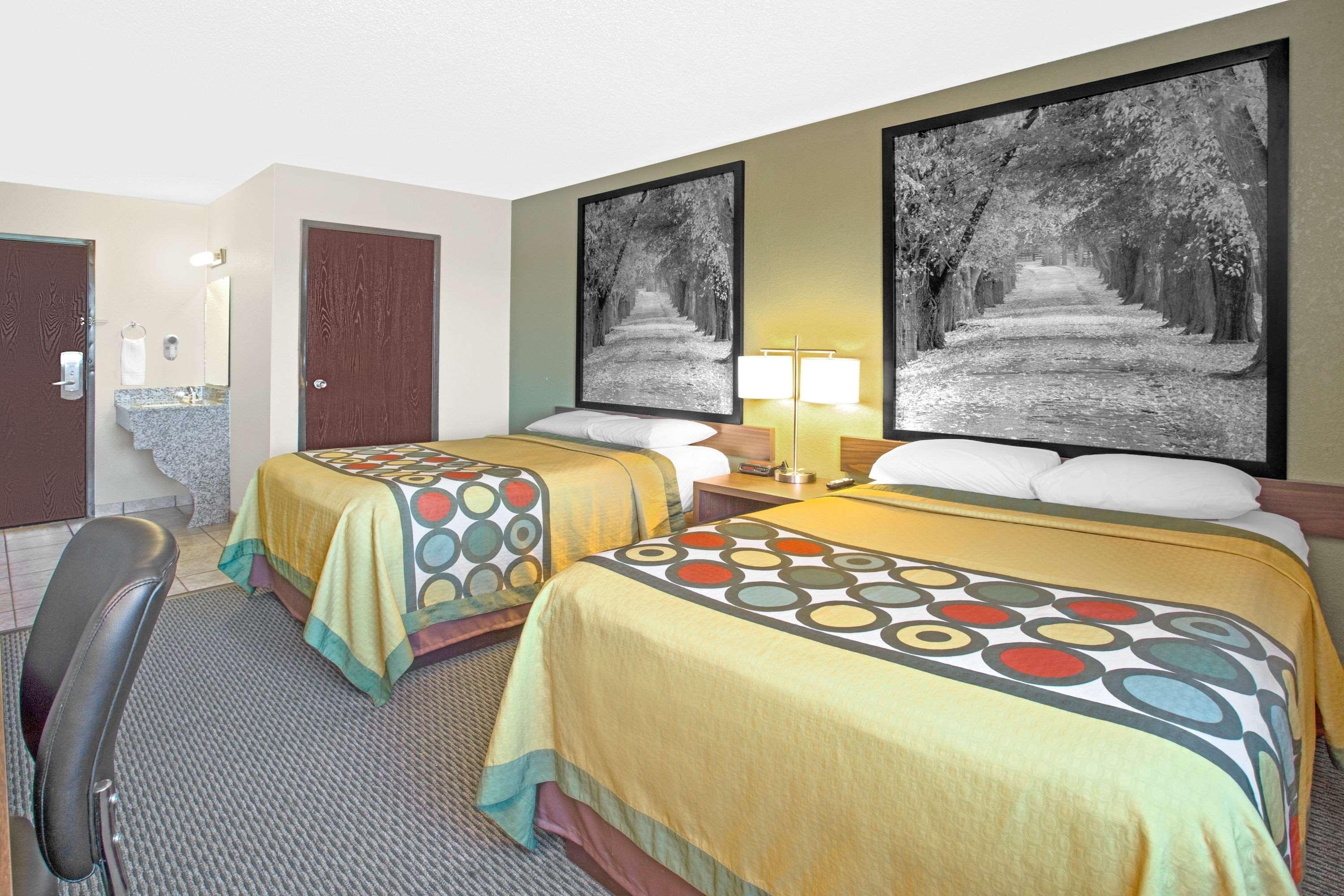 Super 8 By Wyndham Windsor/Madison North Hotel Екстериор снимка