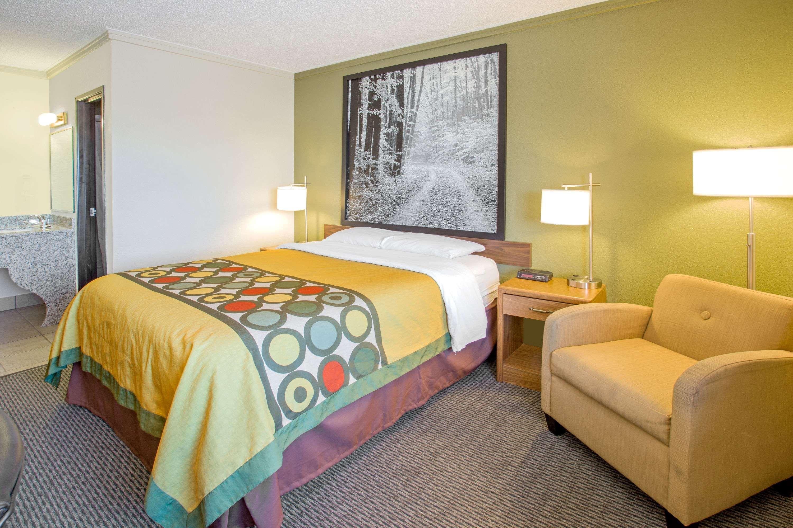 Super 8 By Wyndham Windsor/Madison North Hotel Екстериор снимка