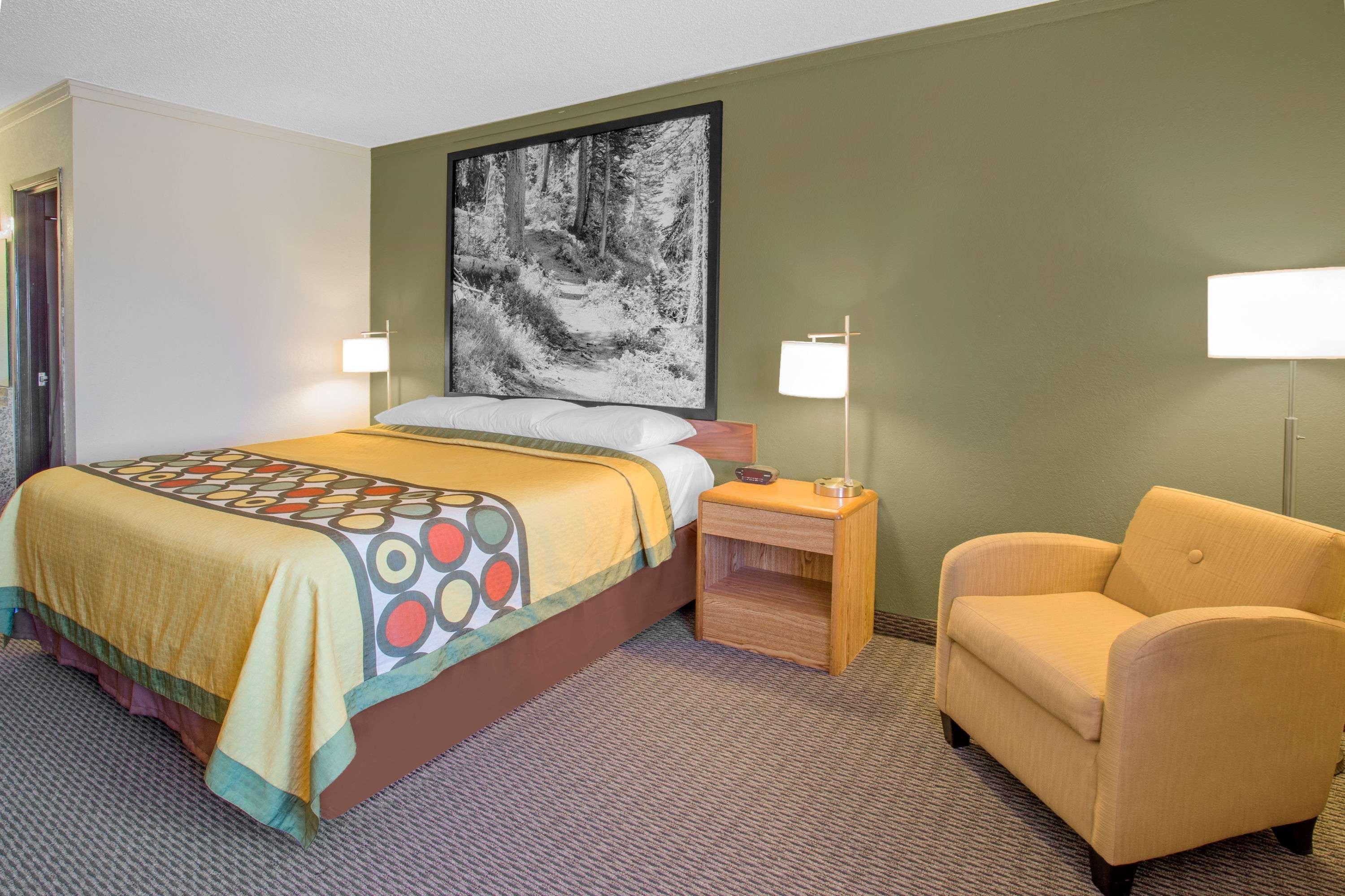 Super 8 By Wyndham Windsor/Madison North Hotel Екстериор снимка