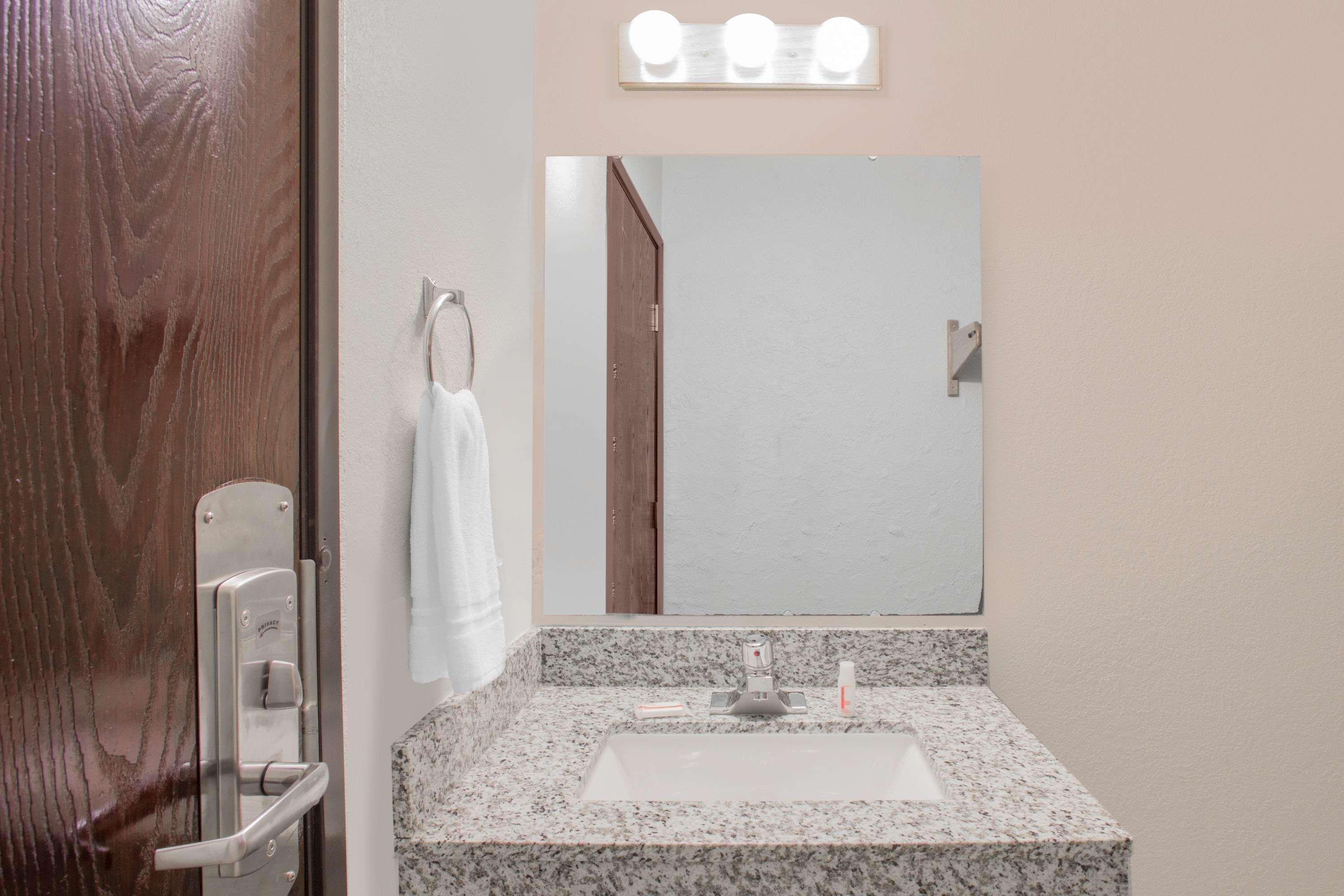 Super 8 By Wyndham Windsor/Madison North Hotel Екстериор снимка