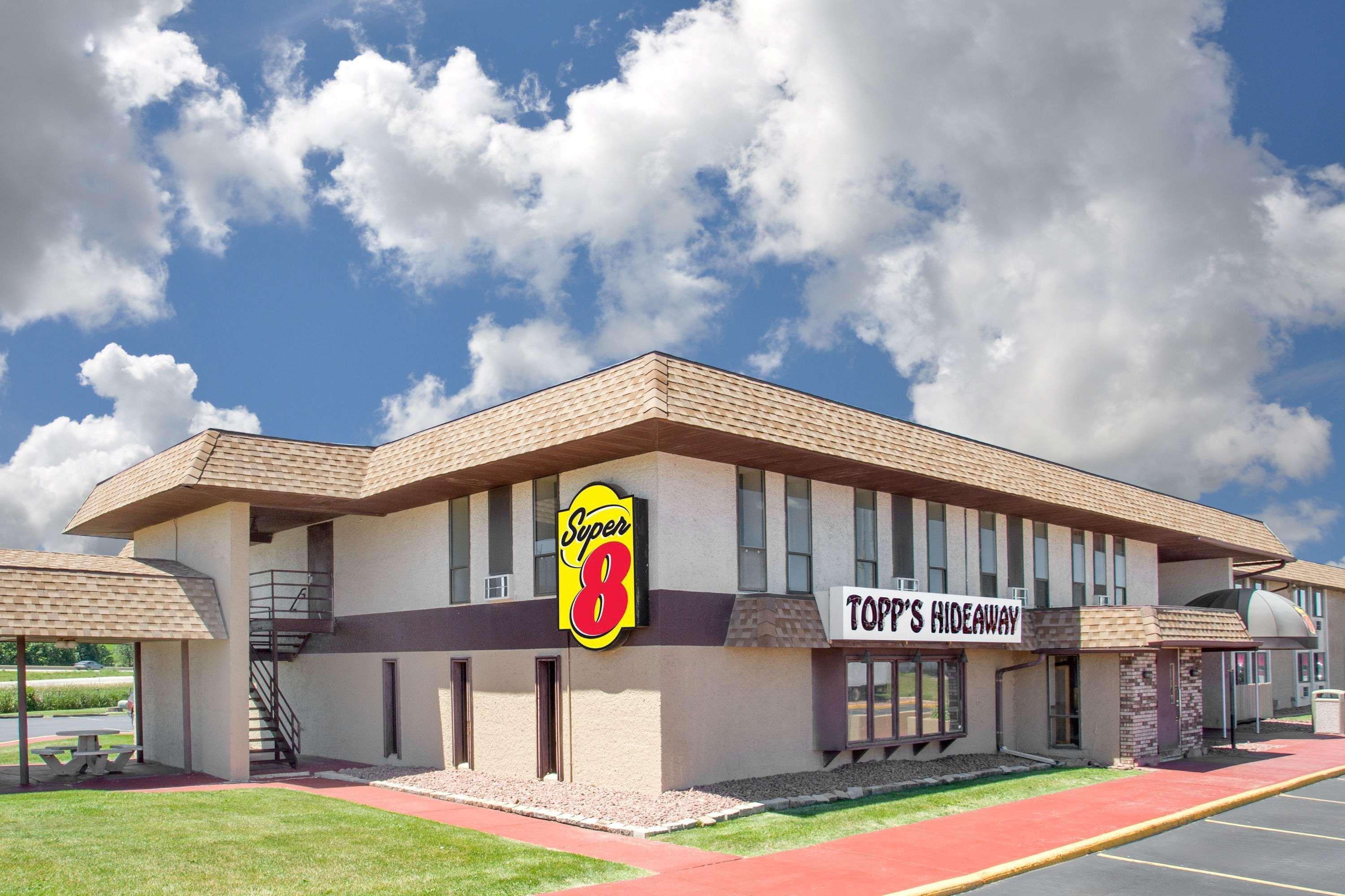 Super 8 By Wyndham Windsor/Madison North Hotel Екстериор снимка
