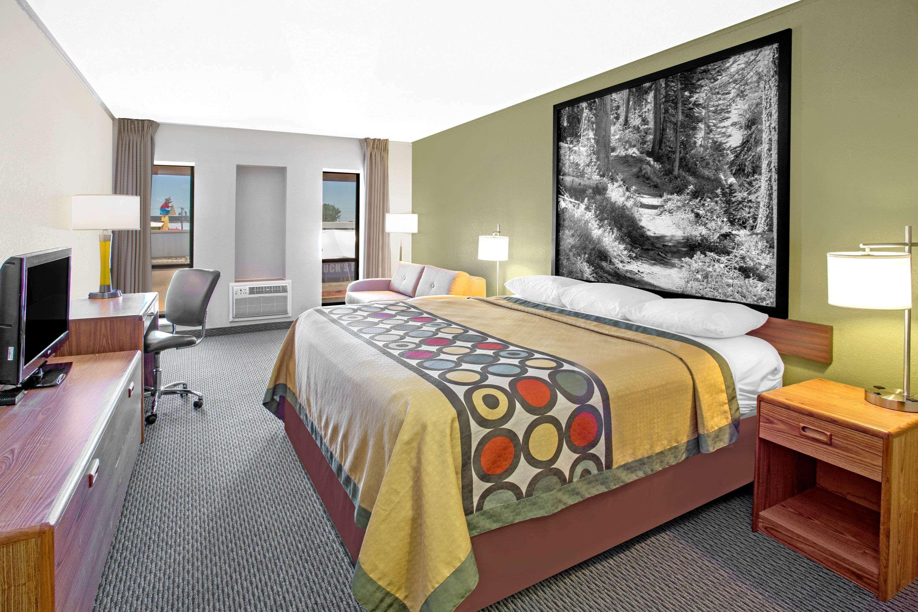 Super 8 By Wyndham Windsor/Madison North Hotel Екстериор снимка