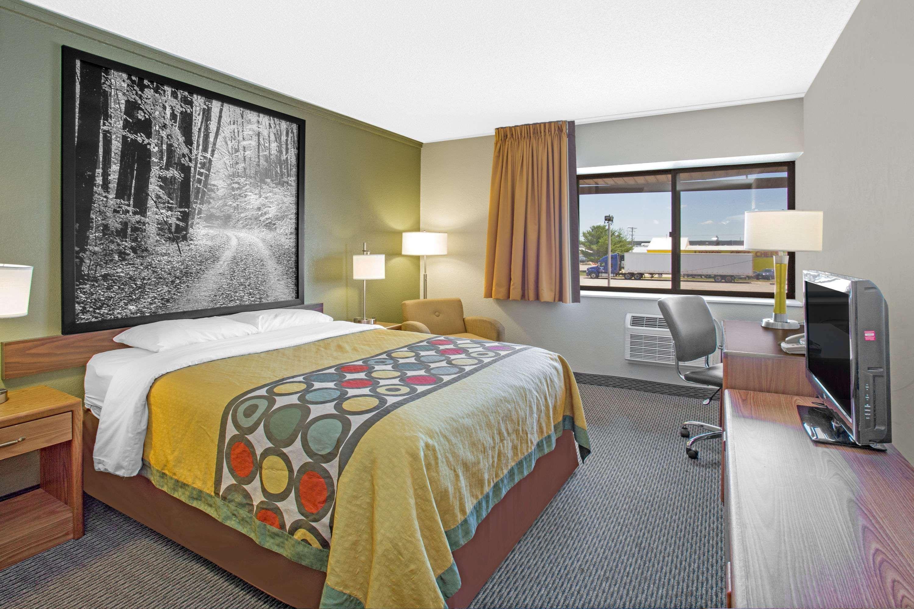 Super 8 By Wyndham Windsor/Madison North Hotel Екстериор снимка