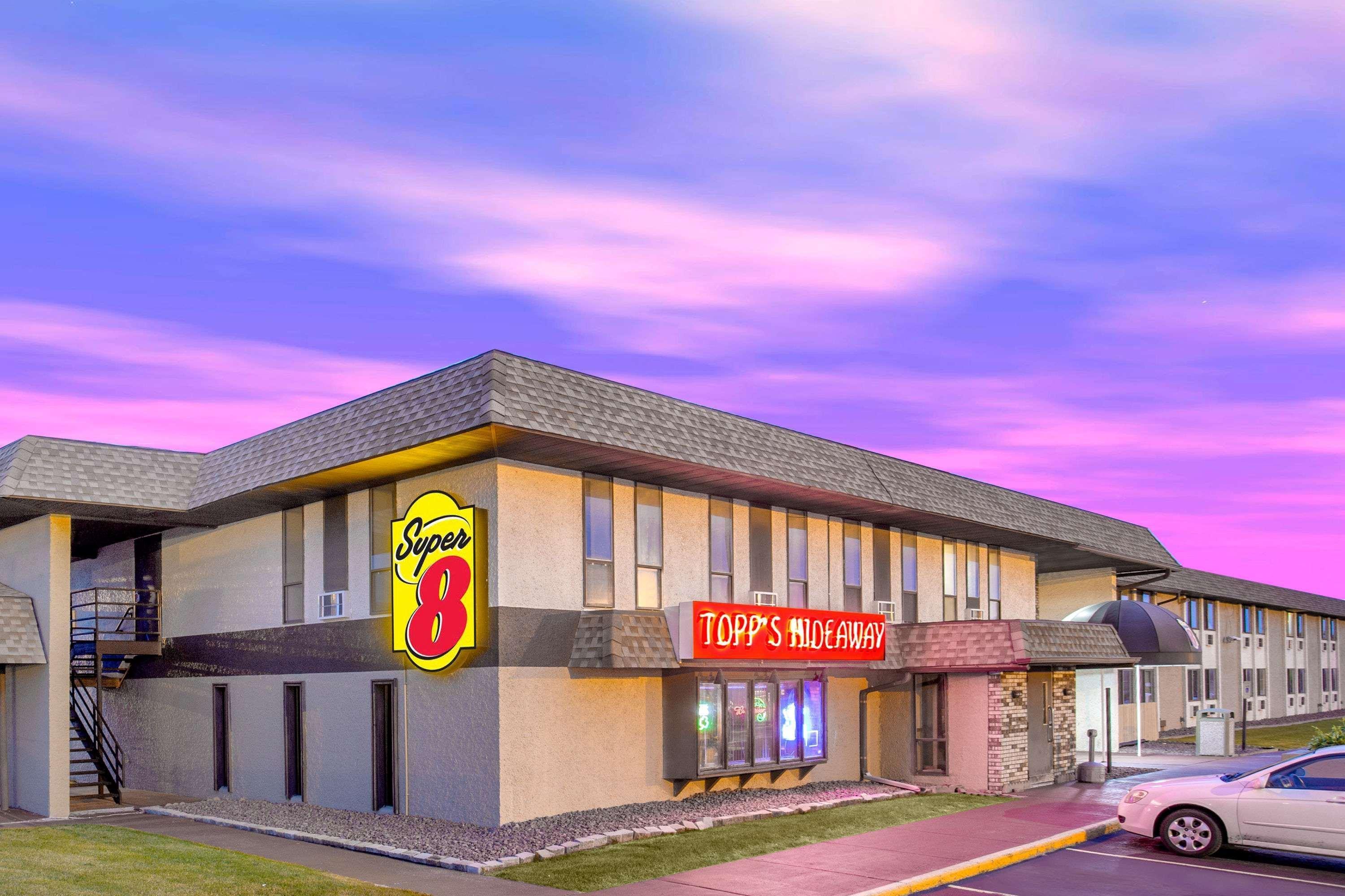 Super 8 By Wyndham Windsor/Madison North Hotel Екстериор снимка