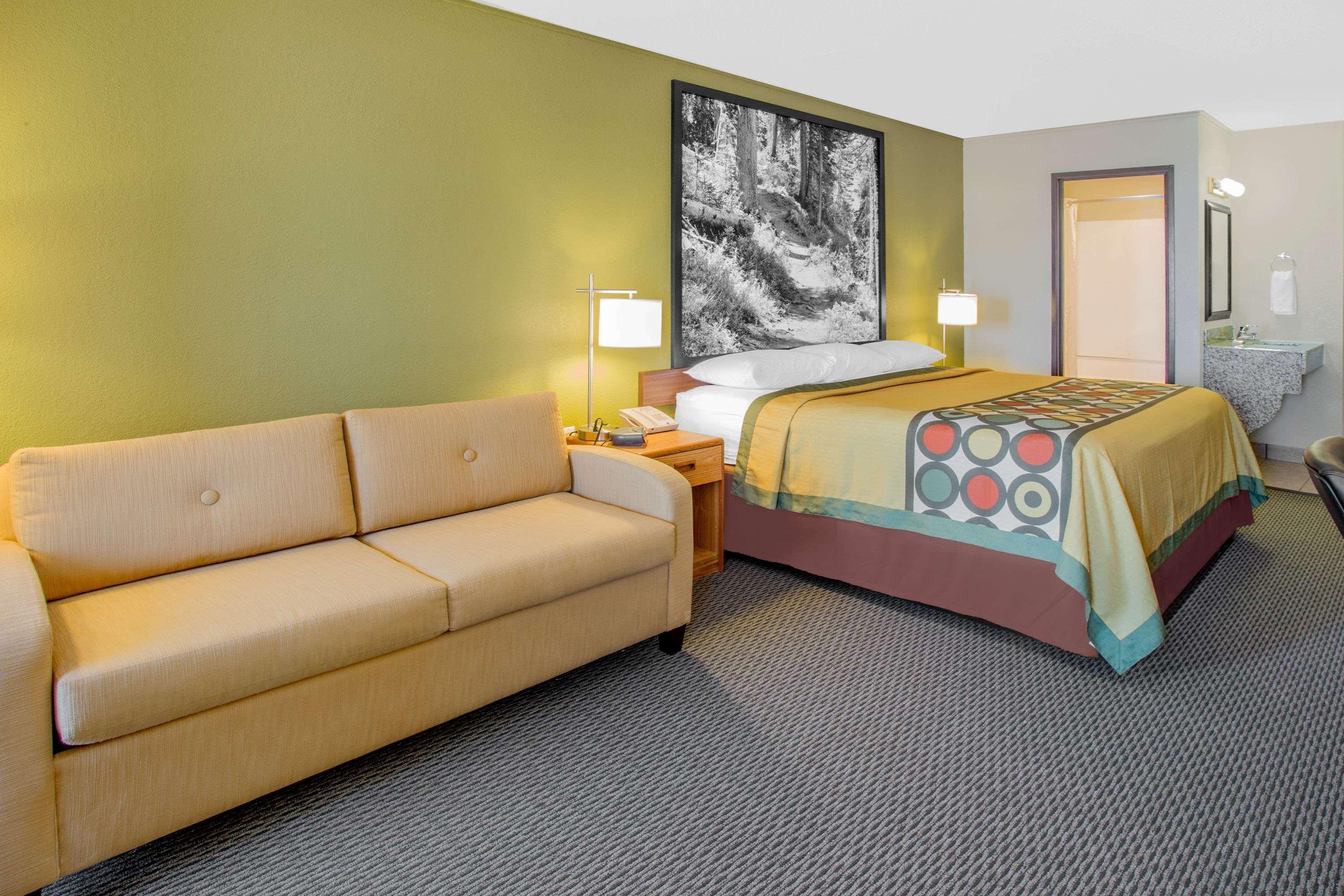 Super 8 By Wyndham Windsor/Madison North Hotel Екстериор снимка