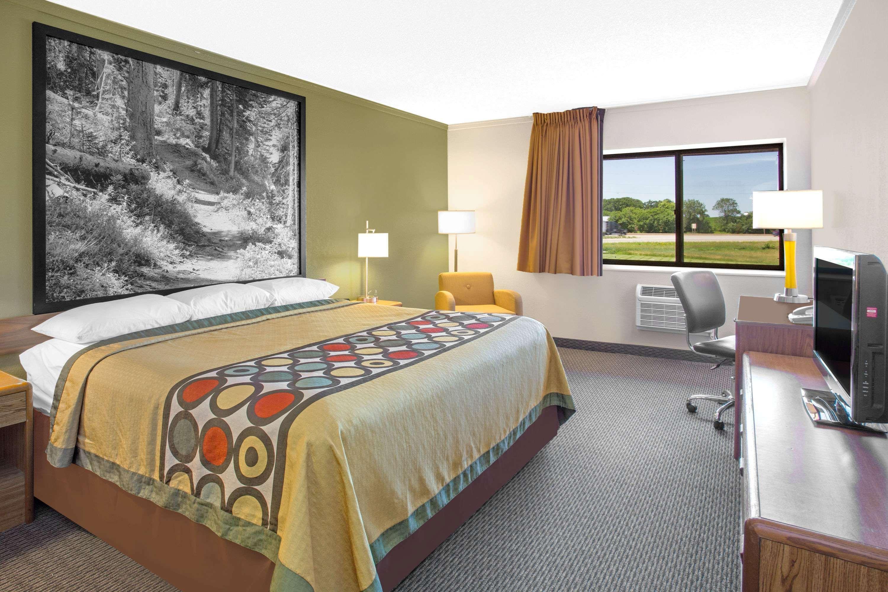 Super 8 By Wyndham Windsor/Madison North Hotel Екстериор снимка