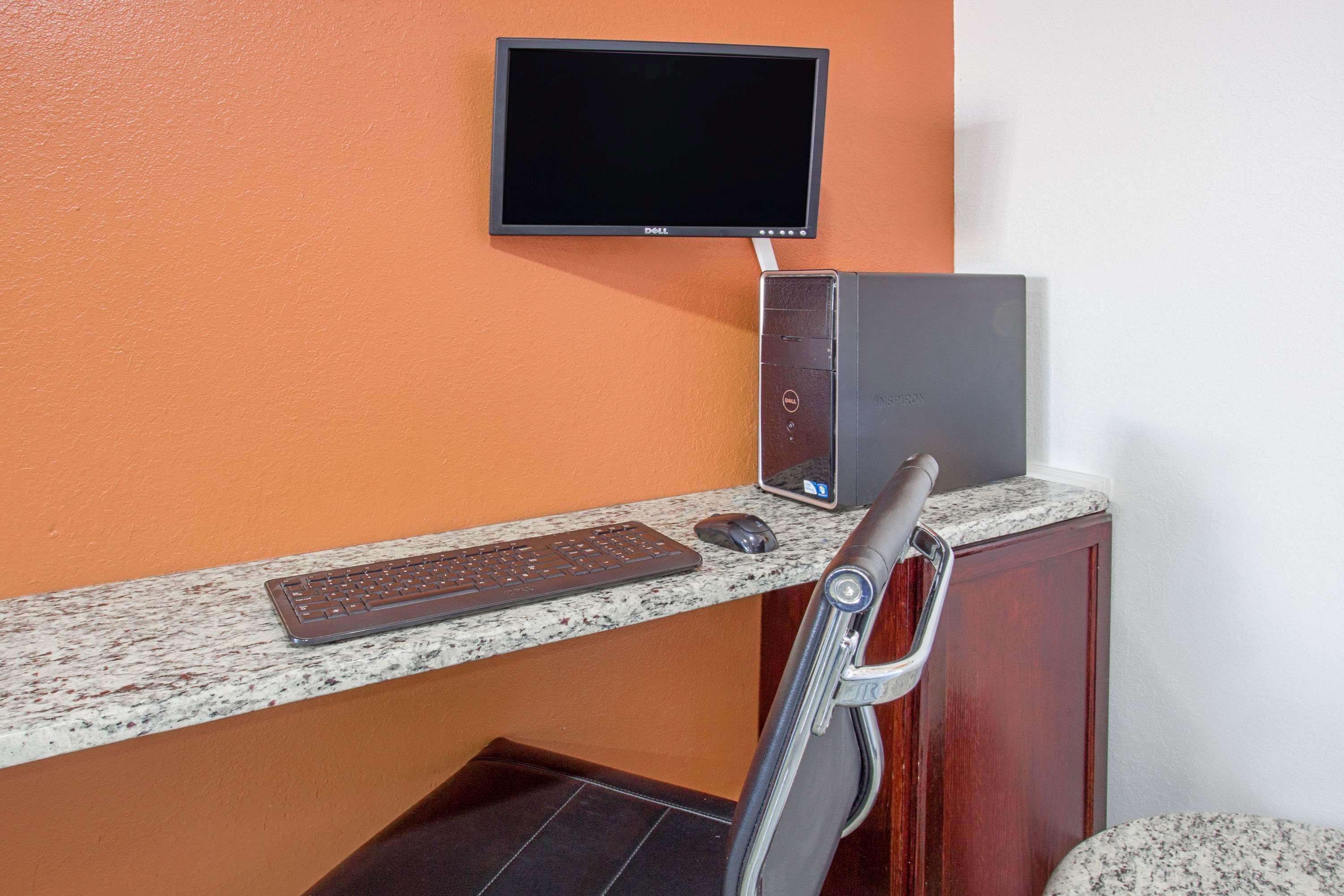 Super 8 By Wyndham Windsor/Madison North Hotel Екстериор снимка