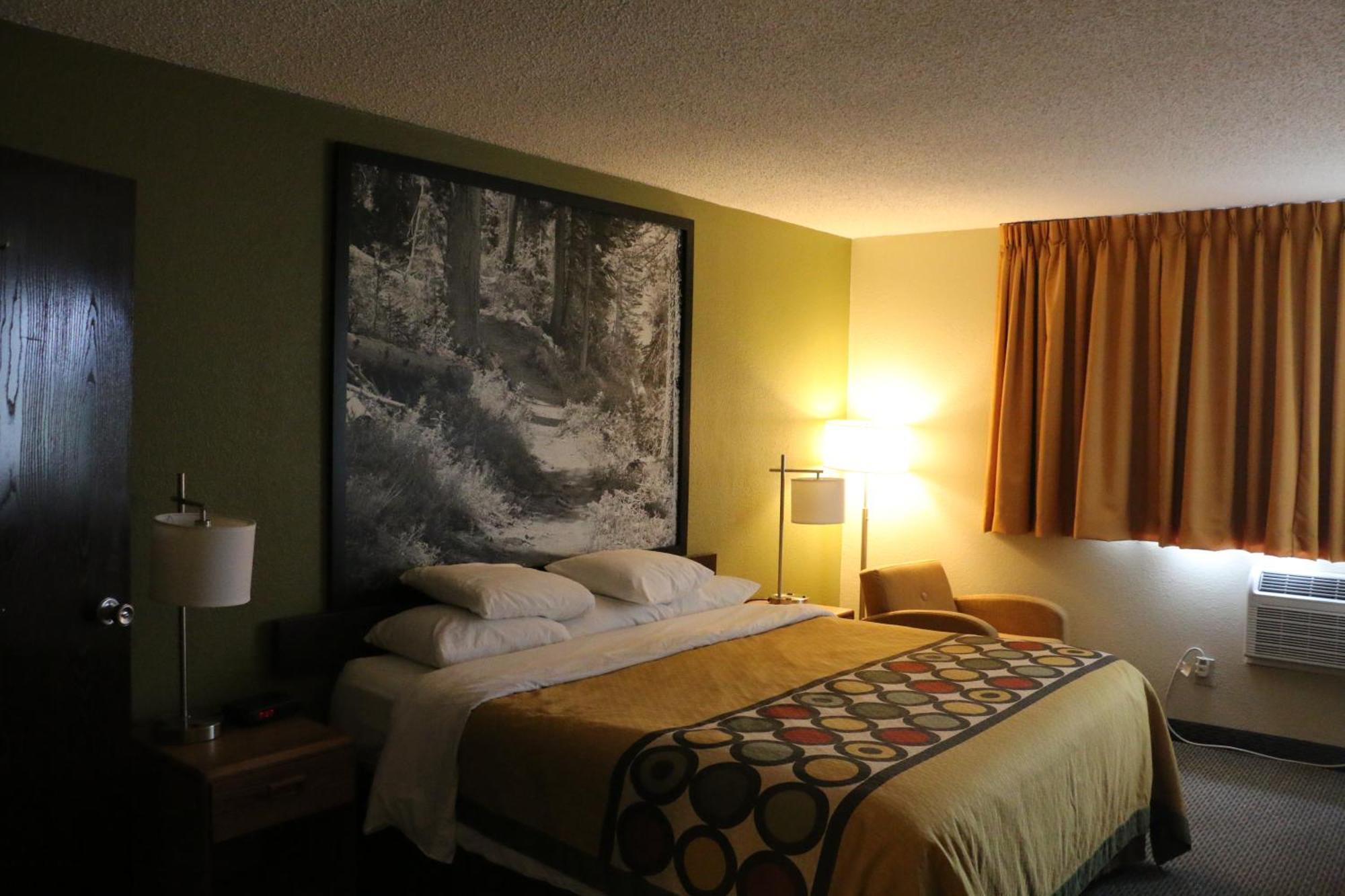 Super 8 By Wyndham Windsor/Madison North Hotel Стая снимка