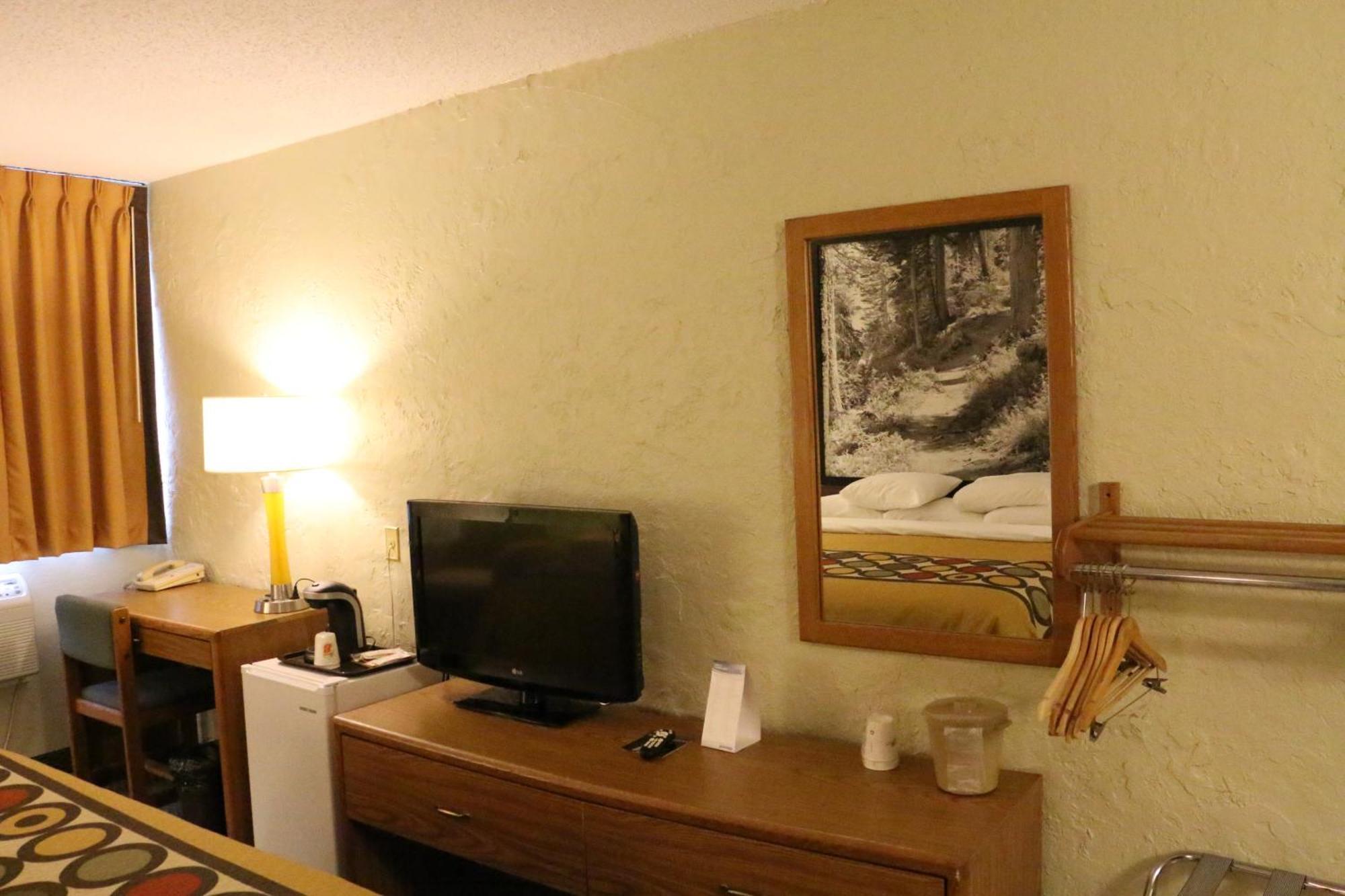 Super 8 By Wyndham Windsor/Madison North Hotel Стая снимка