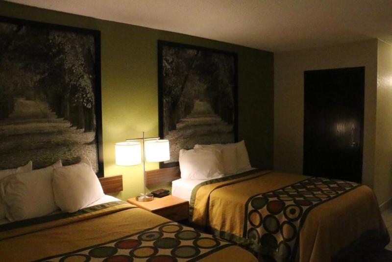 Super 8 By Wyndham Windsor/Madison North Hotel Екстериор снимка