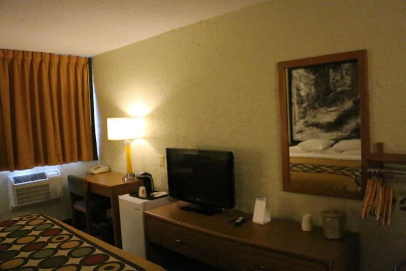 Super 8 By Wyndham Windsor/Madison North Hotel Екстериор снимка