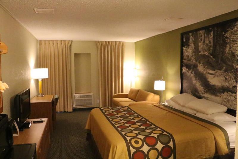 Super 8 By Wyndham Windsor/Madison North Hotel Екстериор снимка